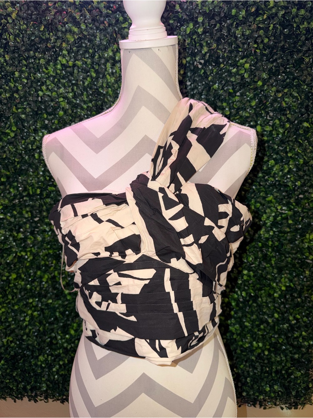 Lucy Paris Black and Cream One-Shoulder Ruched Crop Top